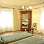 Perla Del Villa *