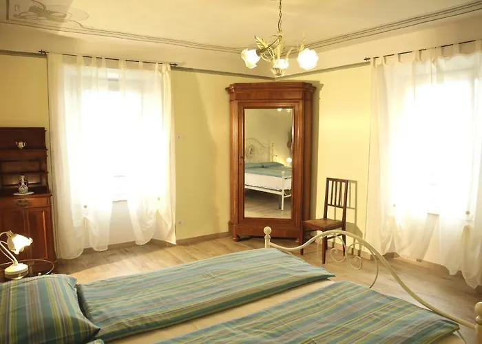 Perla Del Villa *